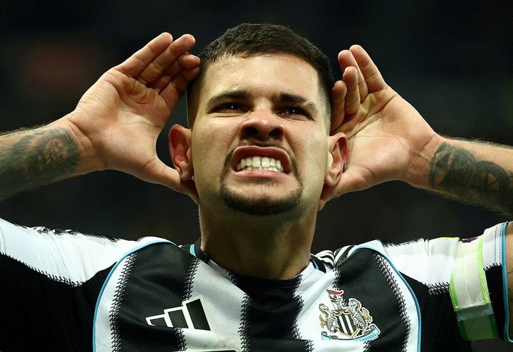 Guimaraes la rompió en el Newcastle (Reuters).