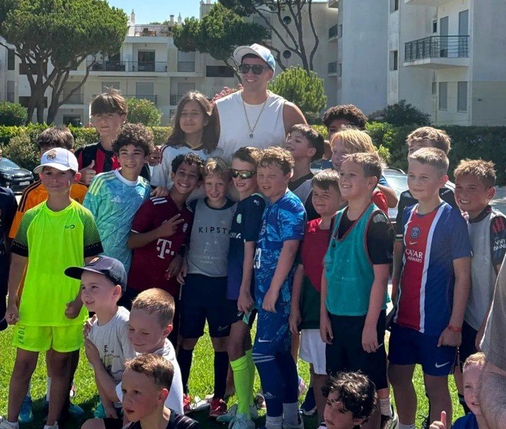 En las últimas horas, Emiliano Martínez participó de un campamento de verano para jóvenes (foto: @estimasports).