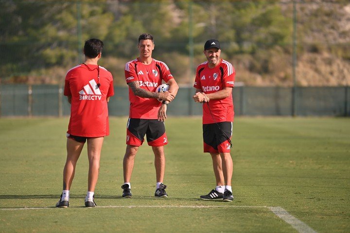 Musto junto a Coudet y Broggi (de espaldas). Foto: prensa River.