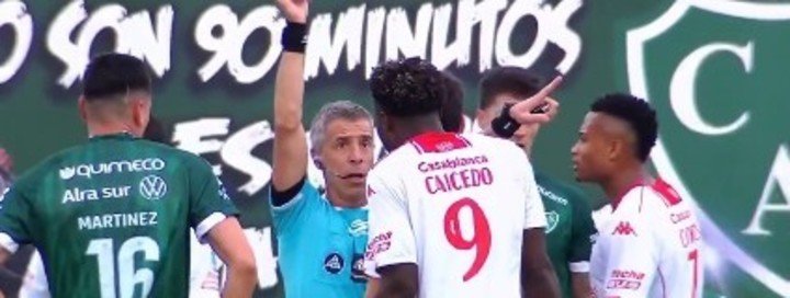 Jordy Caicedo, expulsado en Huracán ante Sarmiento.