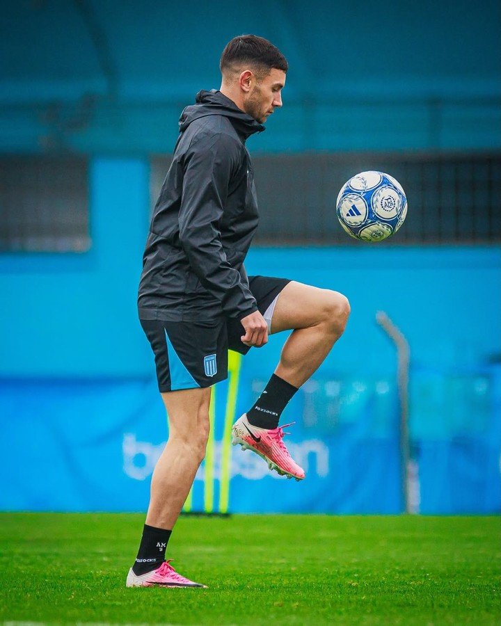 Maravilla Martinez va por Lautaro Díaz. Foto: Prensa Racing