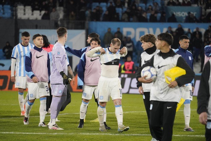 La desazón del plantel de Racing. (Fernando de la Orden)