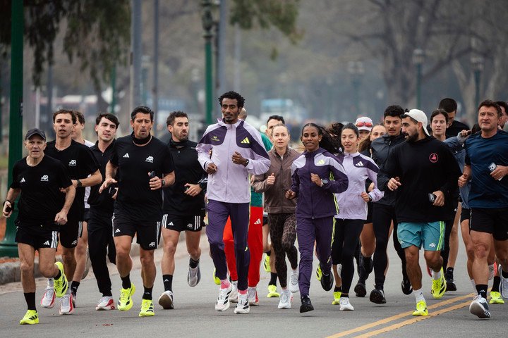 Tesfay y Kejelcha, principales favoritos del Medio Maratón de Buenos Aires, entrenando junto a un grupo de atletas en los Bosques de Palermo. Foto Mariana Nedelcu/CLARIN