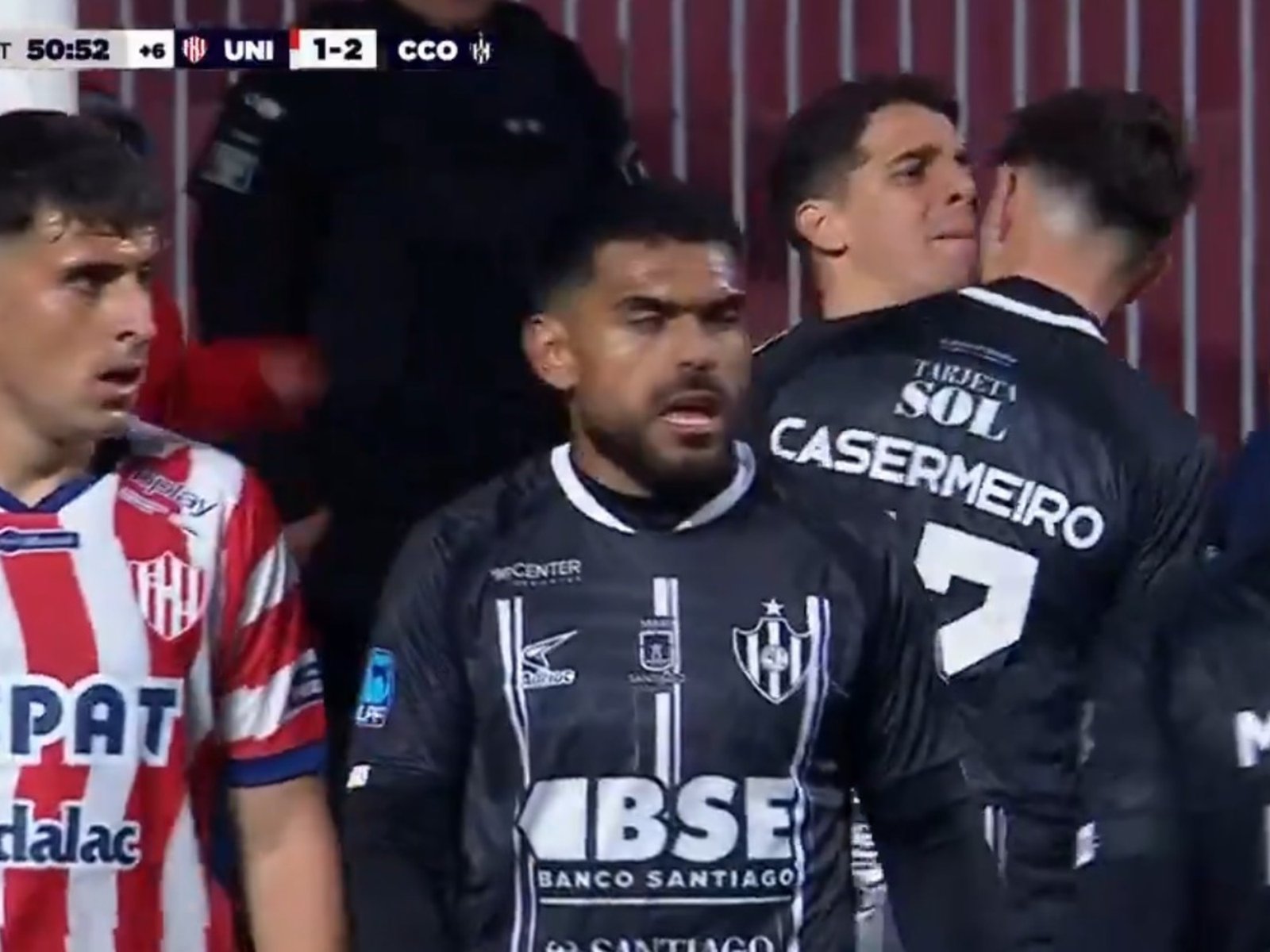 Se picó: el reclamo de Aguerre a un compañero en el final del triunfo de Central Córdoba :: Olé