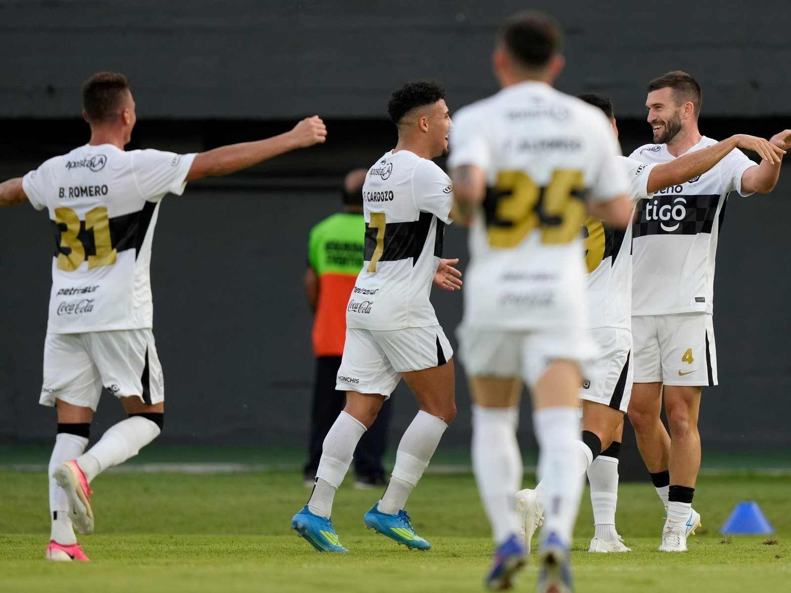 Tim Payne hizo un golazo en su estreno con Olimpia y desató la locura de los hinchas