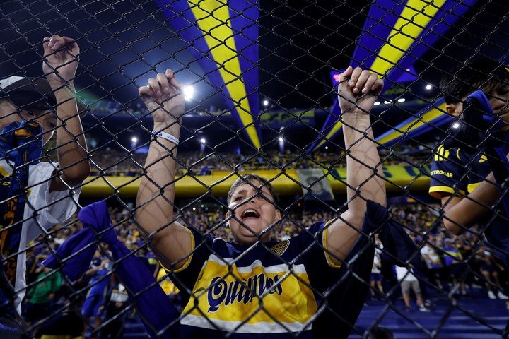 ¿Ir a la cancha a alentar o filmar? El debate que se abrió en las redes sociales. Foto: EFE/ Juan Ignacio Roncoroni.
