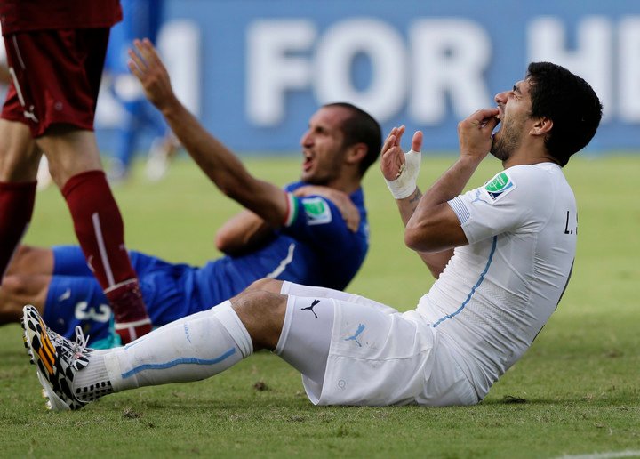 Lucho y Chiellini, con dolor tras el incidente.