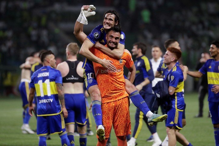 Romero, con Cavani en andas, tras los penales que le permitieron a Boca jugar la final de la Libertadores 2023. (AP)