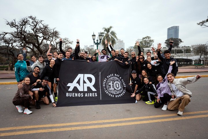 Kejelcha y Tesfay junto a un grupo de atletas en la previa de la carrera del domingo. Foto Mariana Nedelcu/CLARIN