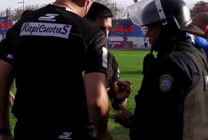 Las piedras que cayeron al campo de juego.
