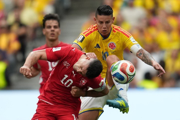 James Rodríguez, contra Suiza, en el Mundial (AP).