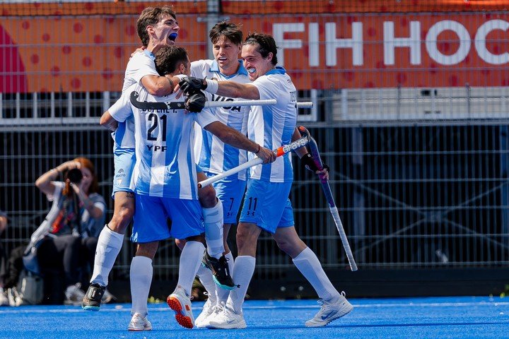Los Leonescerraron la primera etapa con una goleada ante Nueva Zelanda para asegurar la clasificación. Foto @FIH