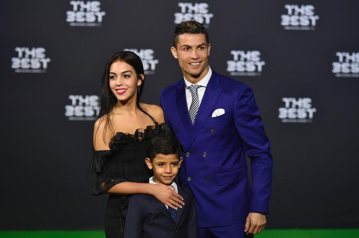 Georgina Rodríguez y Cristiano Ronaldo se mostraron juntos por primera vez en la gala de los premios "The Best" en 2017.