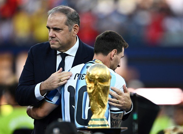 Victor Montagliani saluda a Lionel Messi. Foto: REUTERS/Dylan Martinez