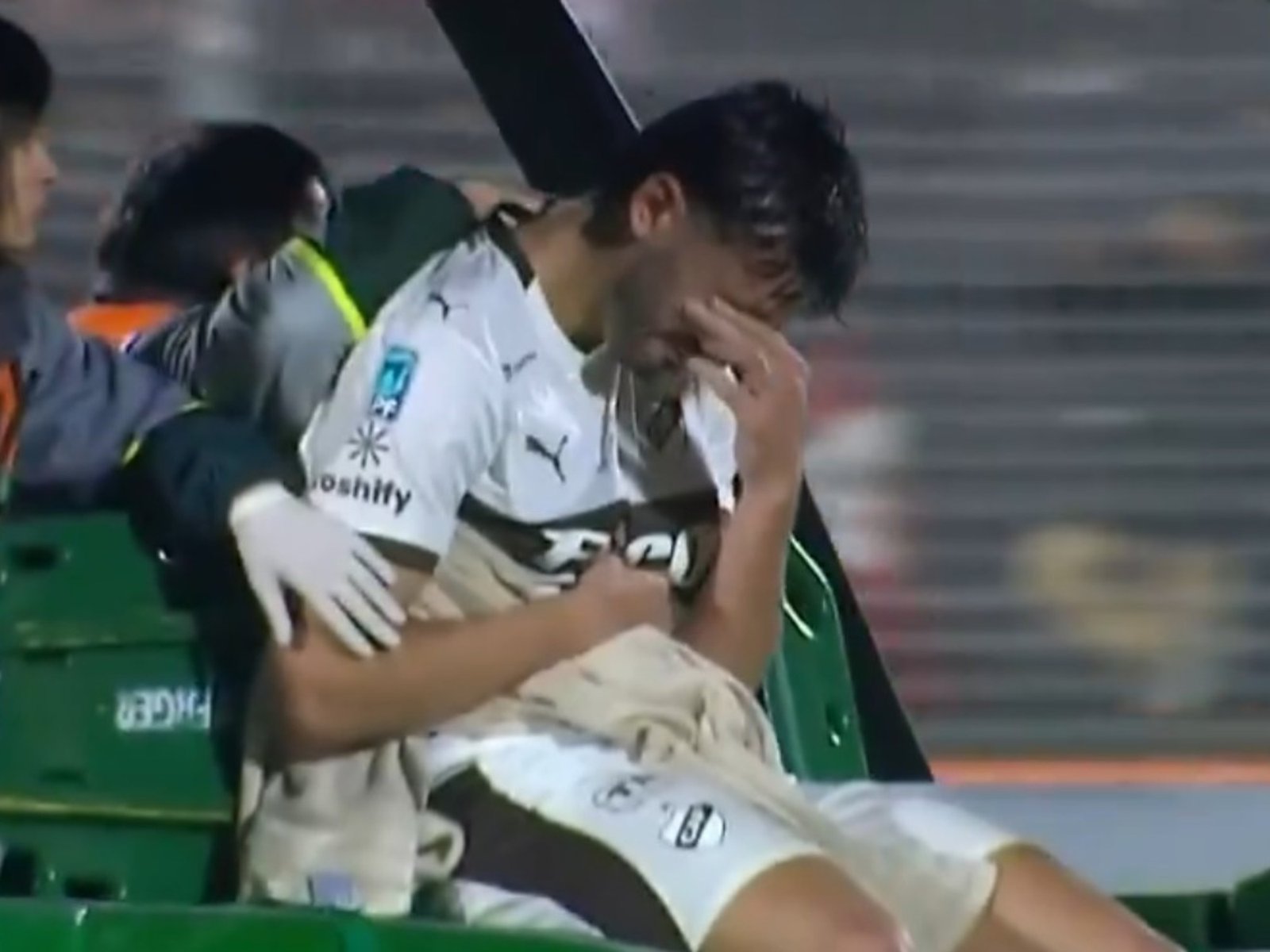 Video: Giménez se lesionó el brazo izquierdo y salió en llanto :: Olé