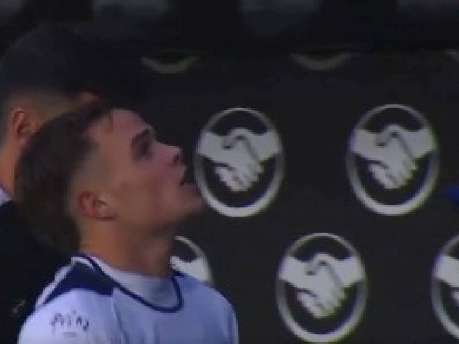 Video: Miramón fue reemplazado, discutió con los hinchas de Estudiantes ¡y los escupió! :: Olé