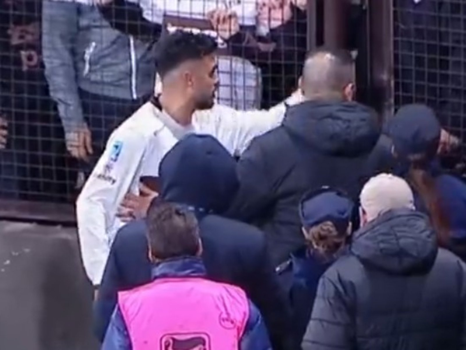 Video: Nacho Vázquez quiso trompear a un hincha de Platense :: Olé