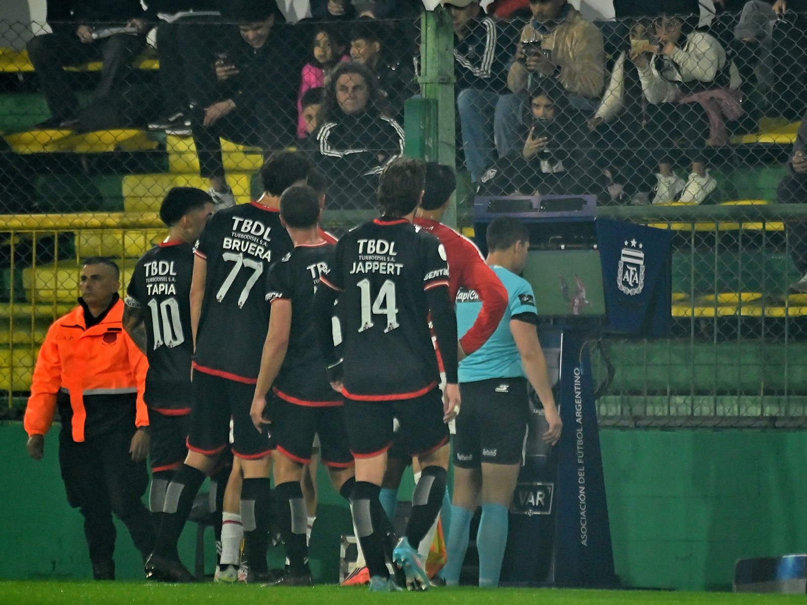 Video: el gol que le anularon por VAR a Estudiantes contra Barracas :: Olé