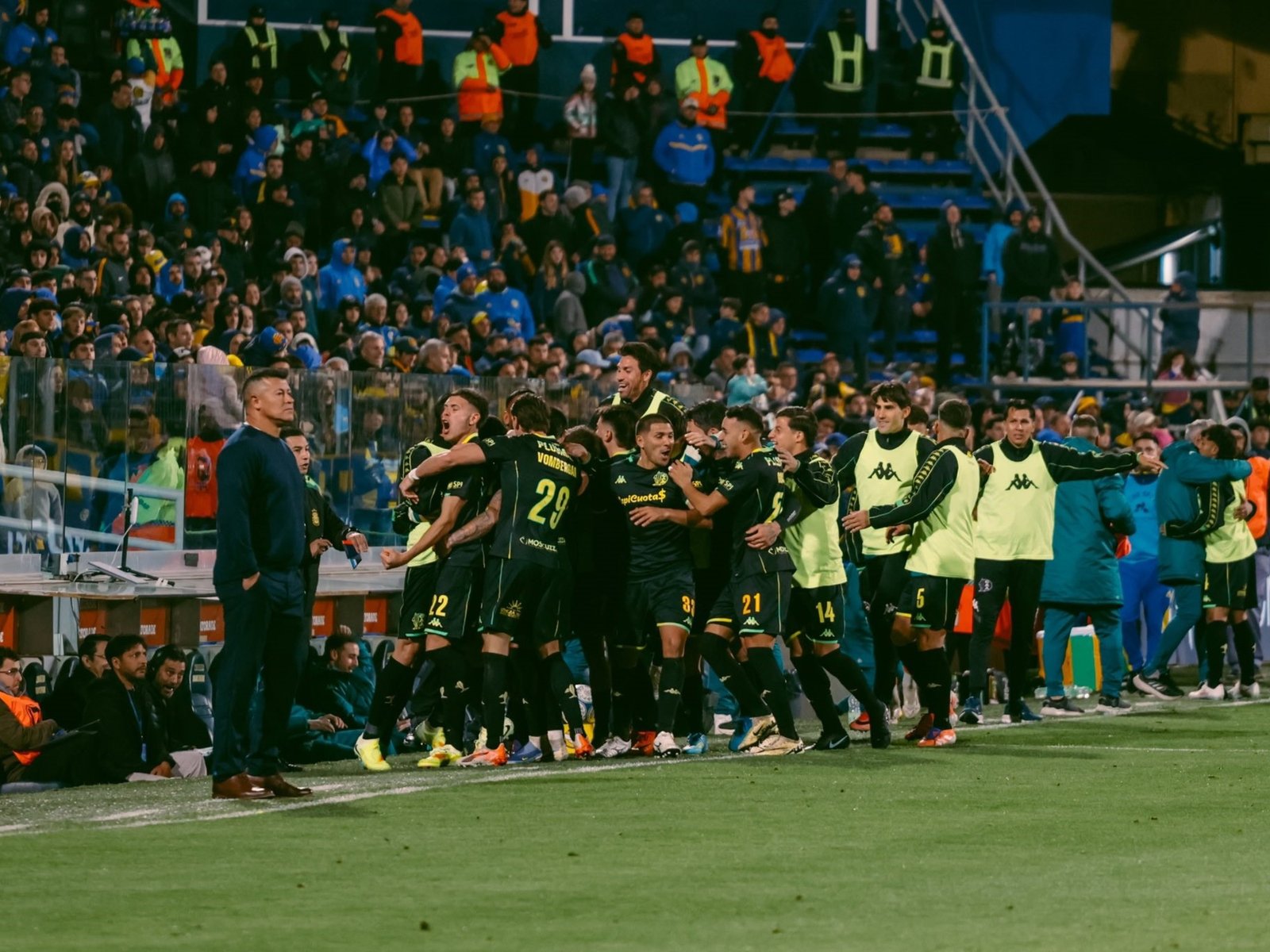 Video: el golazo ¡de mitad de cancha! con el que Aldosivi se puso en ventaja ante Central :: Olé