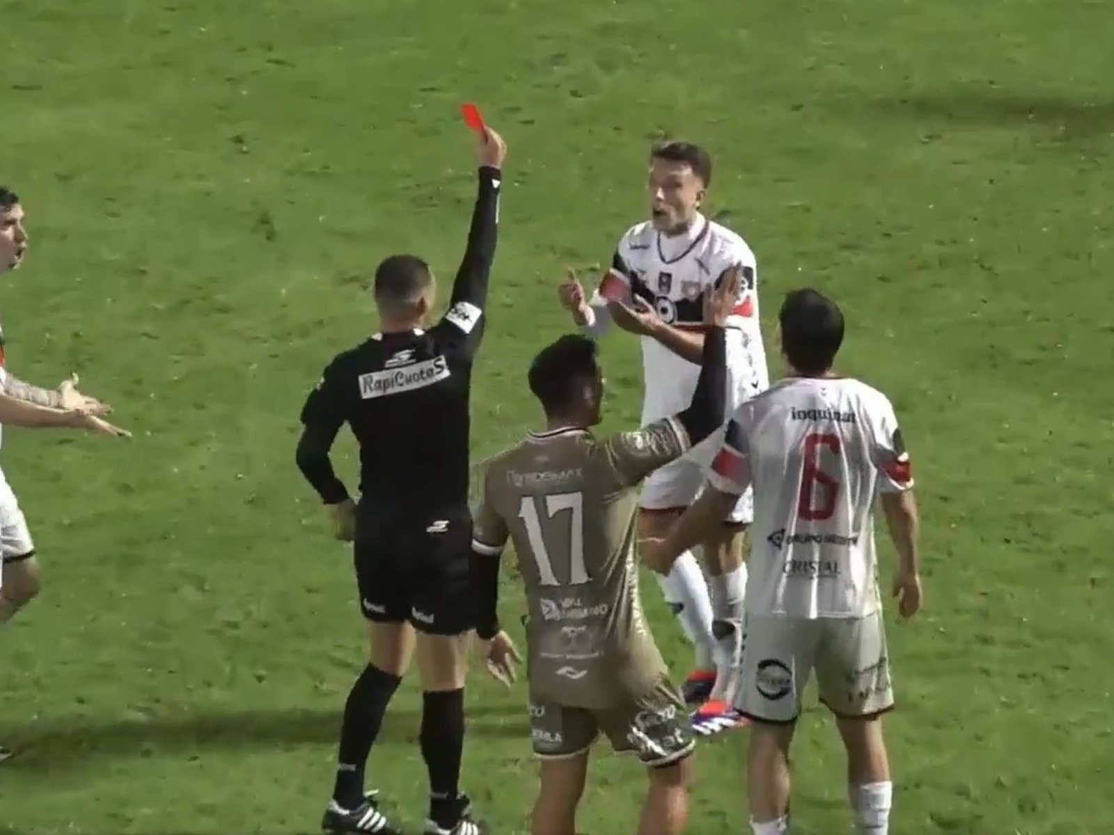 Video: el patadón de Leyendeker, el futbolista que había lesionado al Changuito Zeballos en 2022 :: Olé