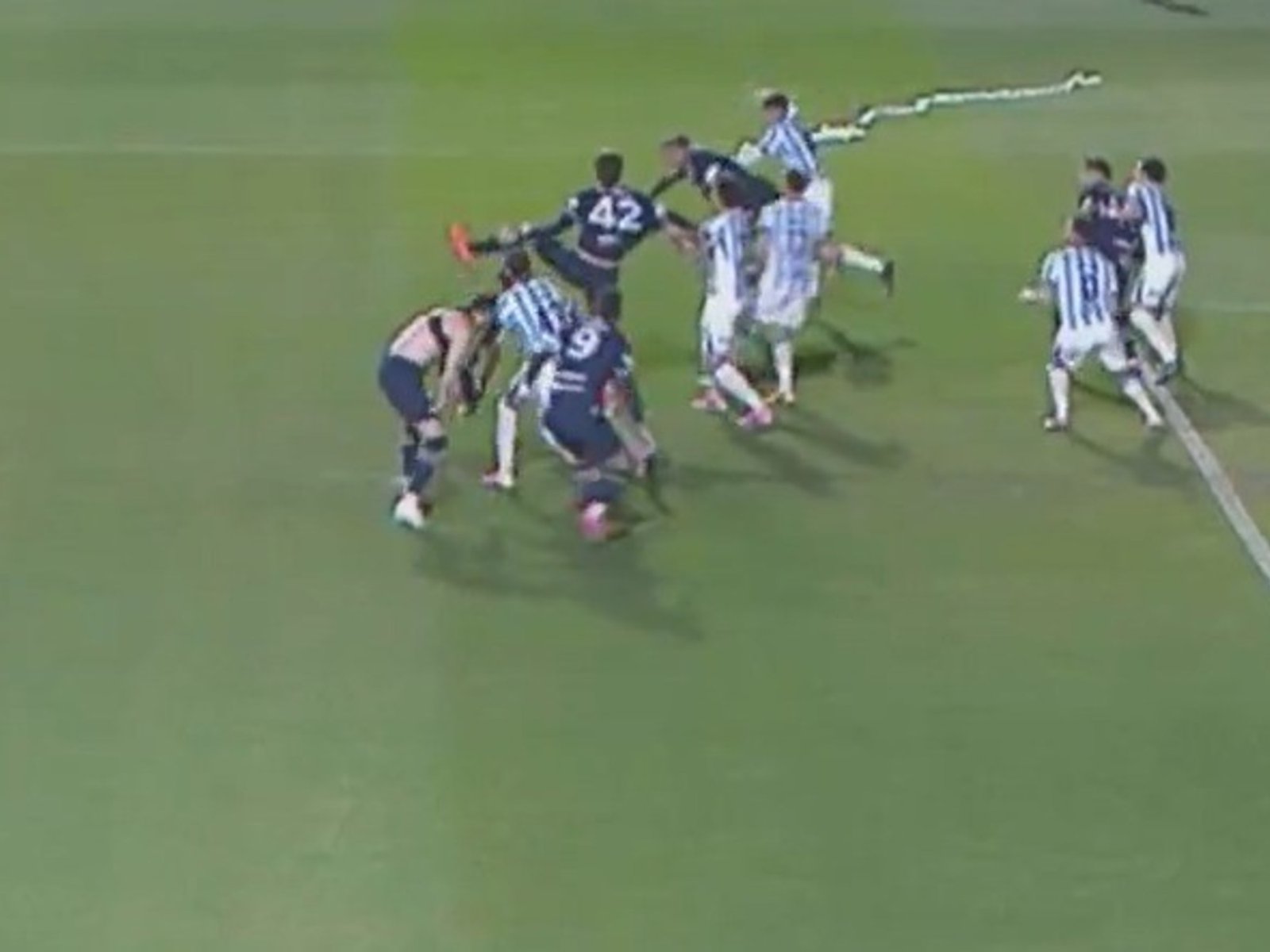 Video: el penal infantil de Racing que terminó desperdiciando Independiente Rivadavia :: Olé