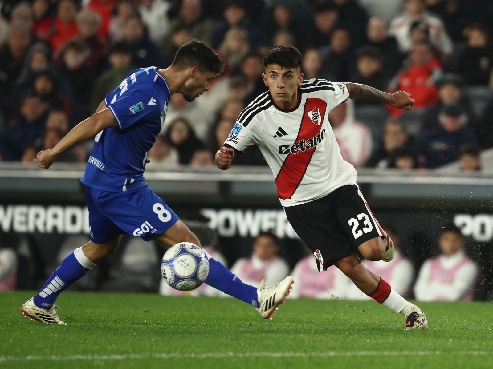 Video: error de Thiago Almada y gol de Vélez :: Olé