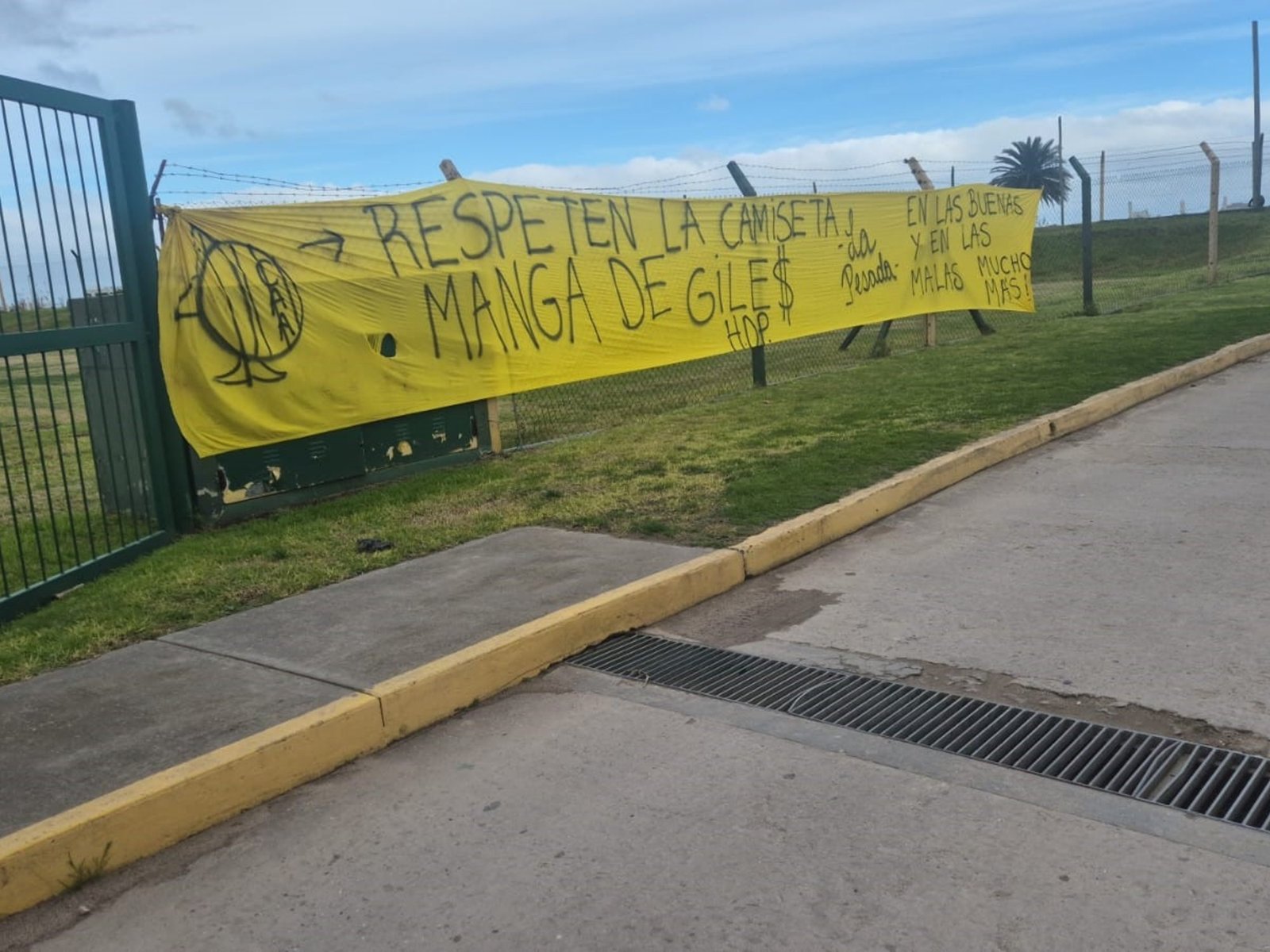 Video: la barra de Aldosivi fue a apretar al plantel :: Olé