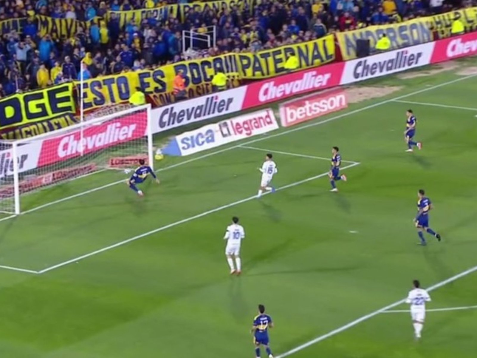 Video: la espectacular salvada en la línea de Paredes en Boca vs Vélez :: Olé