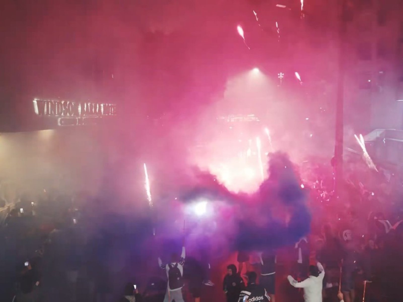 Video: tremendo banderazo de los hinchas de Independiente Rivadavia :: Olé