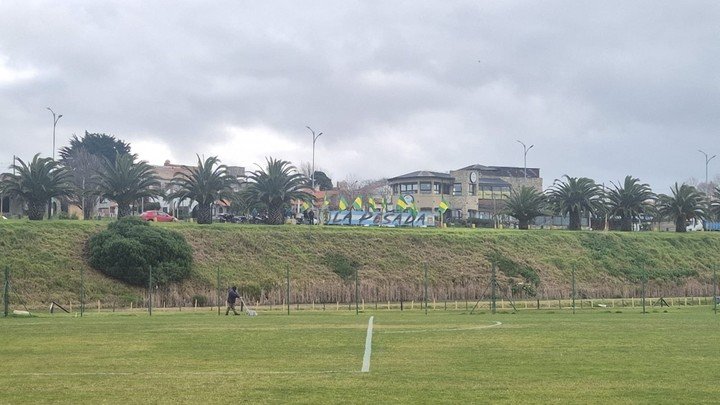 Desde el predio del entrenamiento se veía a la barra con las banderas.