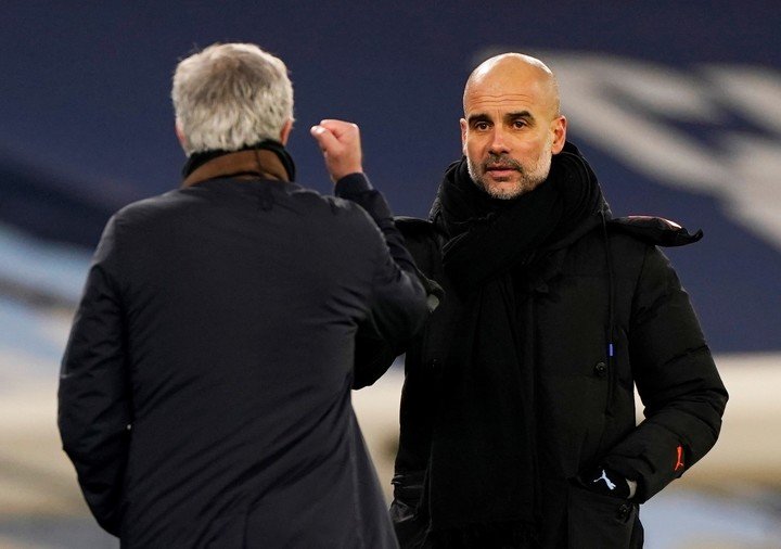Enemigos íntimos: Mou (de espaldas) y Pep en Inglaterra.
Foto: Reuter