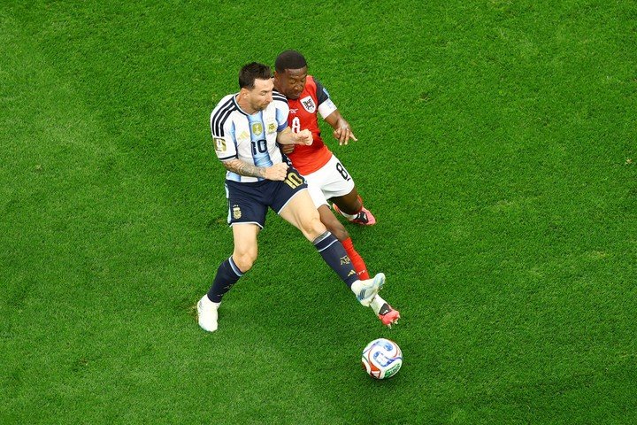 David Alaba contra Messi, en el Austria vs Argentina, en el Mundial (Reuters)