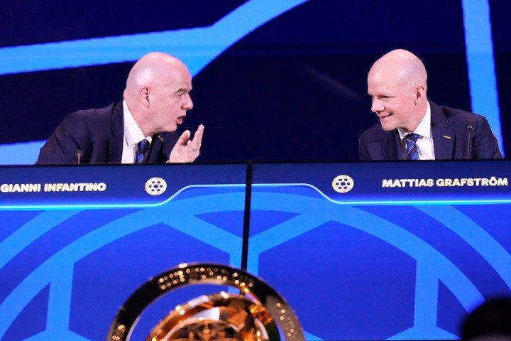 Fuego amigo: Grafström contra Infantino. Foto: AP Photo / Fernando Calistro.
