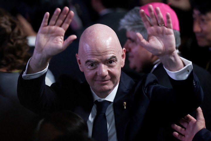 ¿Con las manos limpias? Infantino se defiende y busca aliados para sobrevivir.
Foto: Reuter