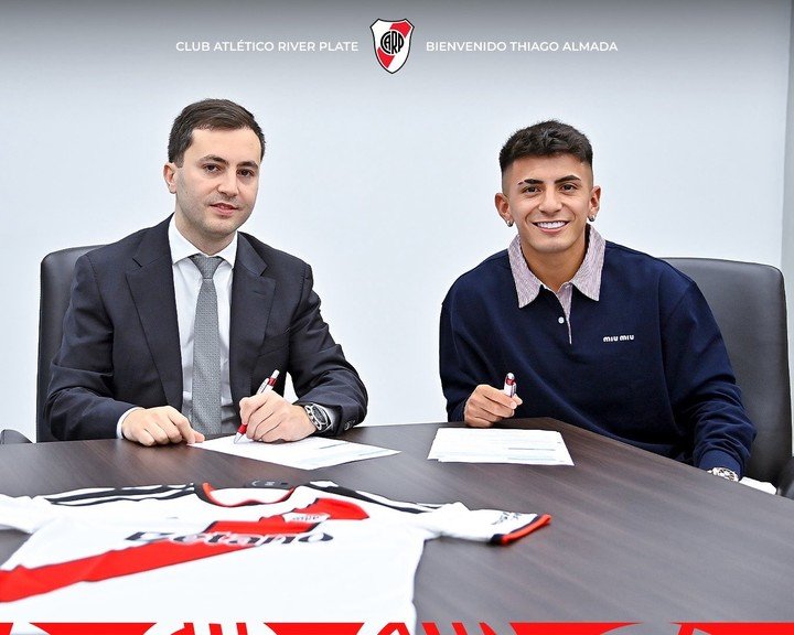Thiago Almada junto al presidente Stefano Di Carlo en la firma de su contrato (Prensa River).