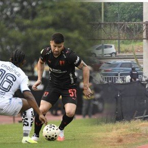 El accidentado debut de un ex Boca en Ecuador: a los hinchas ¡les tiraron bengalas desde afuera del estadio!