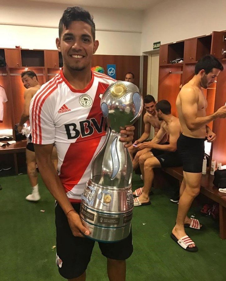Medina, con la Copa Argentina 2016. No llegó a debutar oficialmente.
