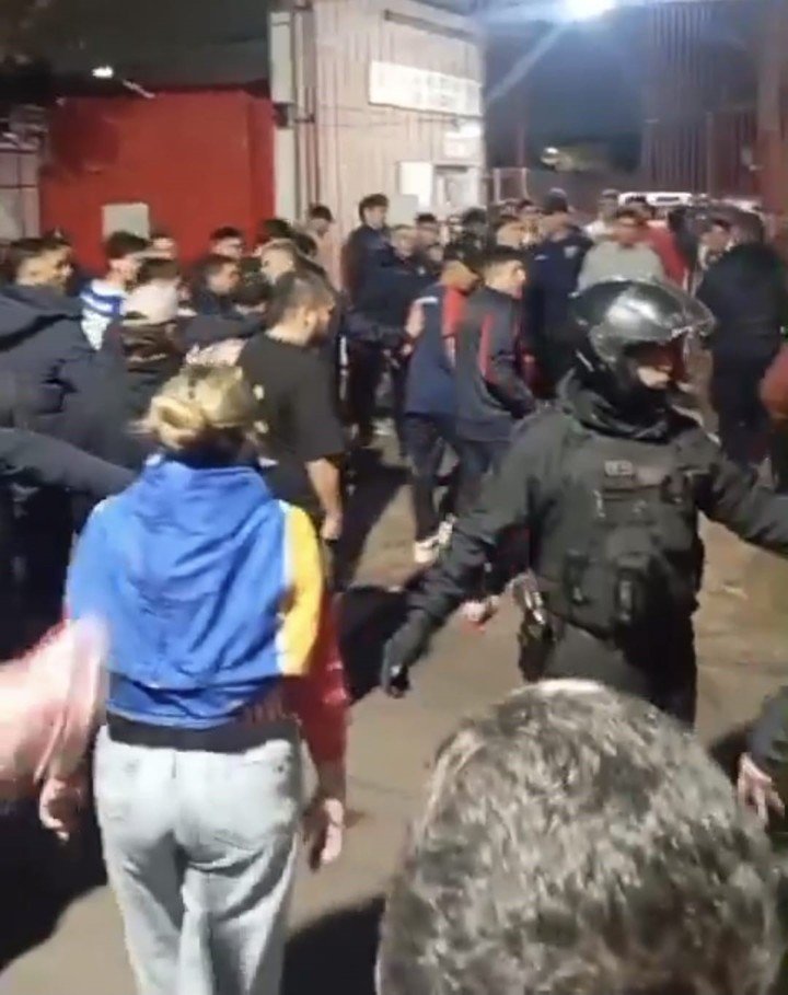 El cruce del plantel de Los Andes con hinchas.