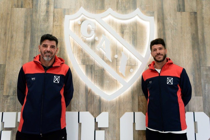 Eduardo Tuzzio y Carlos Matheu, los técnicos de la Reserva. (Foto: Prensa Independiente)