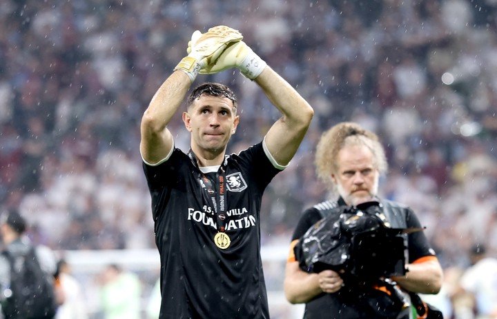 Una de las últimas fotos del Dibu en Aston Villa, como campeón de la Europa League, en mayo pasado (Reuters).
