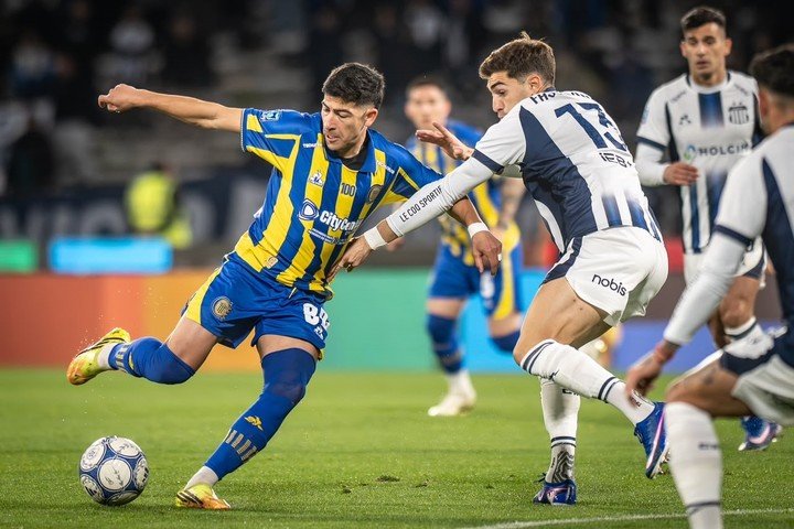 Rodríguez y Fascendini pelean por la pelota en el Kempes (Prensa CARC).