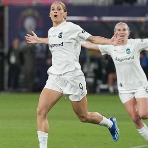 Una futbolista española fichó por un club de Arabia Saudita y borró las fotos con su pareja mujer y su hija