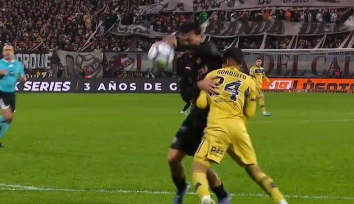 La mano de Giménez en el gol.
