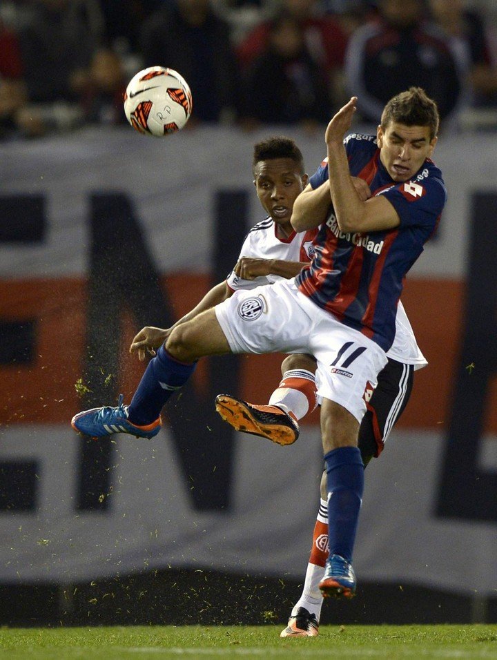 Correa frente a River en San Lorenzo, en la vuelta de la serie de Copa Sudamericana 2023. (AFP PHOTO / Juan Mabromata).
