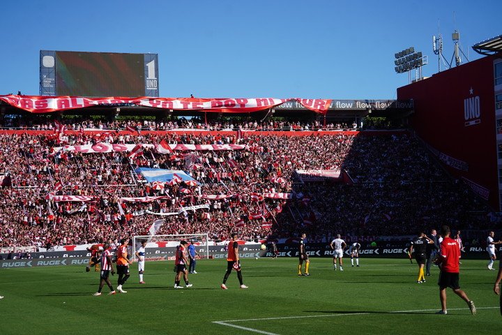 Se juega en el Estadio Jorge Luis Hirschi.