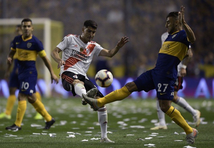 Palacios disputando una pelota en semifinales de Libertadores vs Boca - 2019 (AFP).