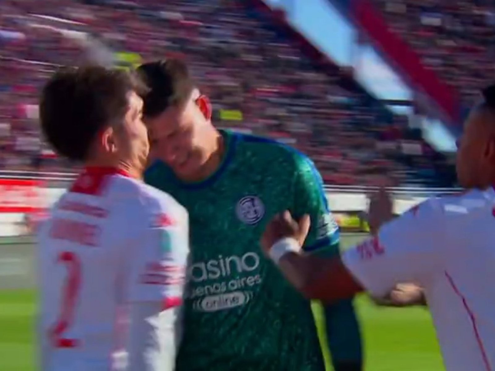 cabezazo a Blondel tras sufrir el 2-0 de Caicedo y expulsión