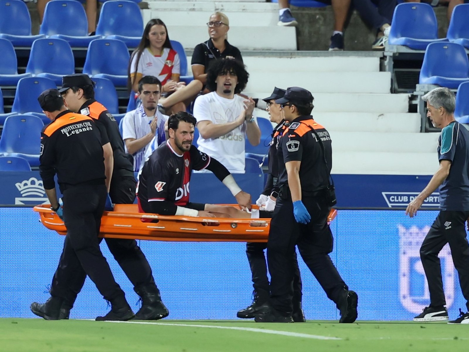 chocó con un rival, pidió el cambio y se fue en ambulancia del partido de Rayo Vallecano