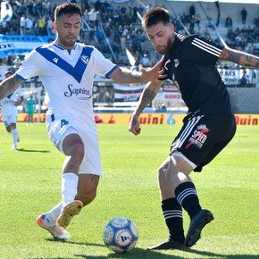 Vélez empató con mucha polémica ante Riestra