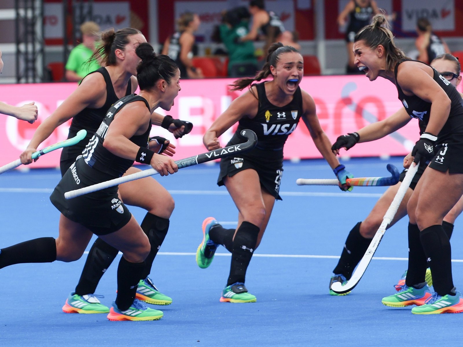dramático 3-2 a Alemania para encaminar la clasificación